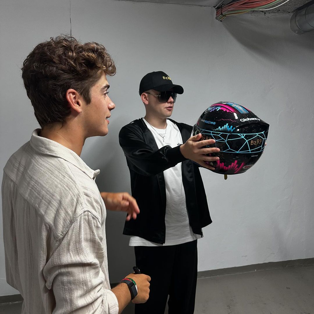 Mirá las fotos del encuentro de Colapinto y Bizarrap: Para cerrar una noche mágica en Madrid le dejé un recuerdo a @bizarrap de este año que estamos compartiendo juntos! El casco más lindo que tuve y el que más representa. Gracias x todo amigo (4).jpg